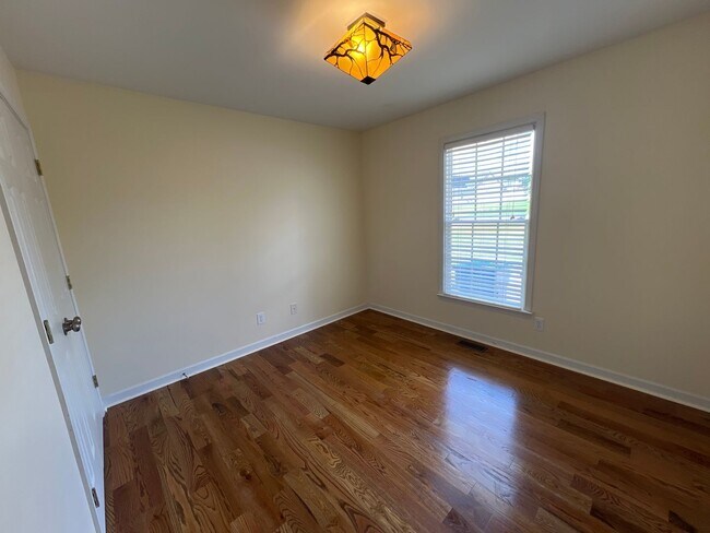 Building Photo - For Rent in Charleston Ridge