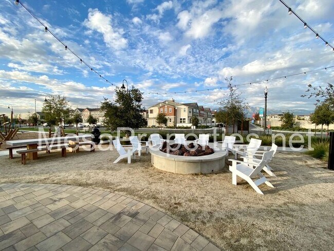 Building Photo - 3134 E La Avenida Dr