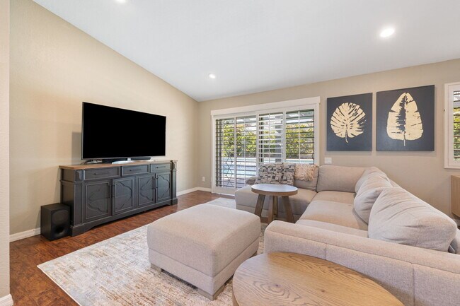 Building Photo - 43911 La Carmela Dr