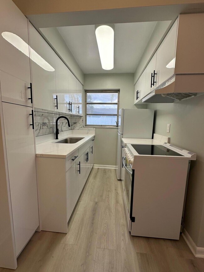 Building Photo - 932 S B St