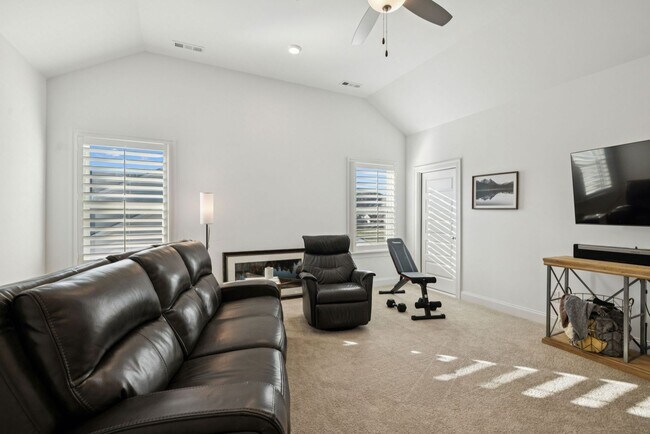 Building Photo - Luxurious living space *Fully furnished an...