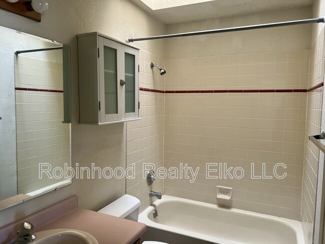 Building Photo - 132 Flora Pl