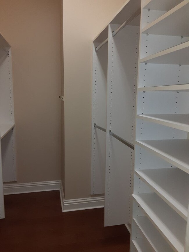 Building Photo - Annual unfurnished 3/2 SFH with pool in The Oaks!