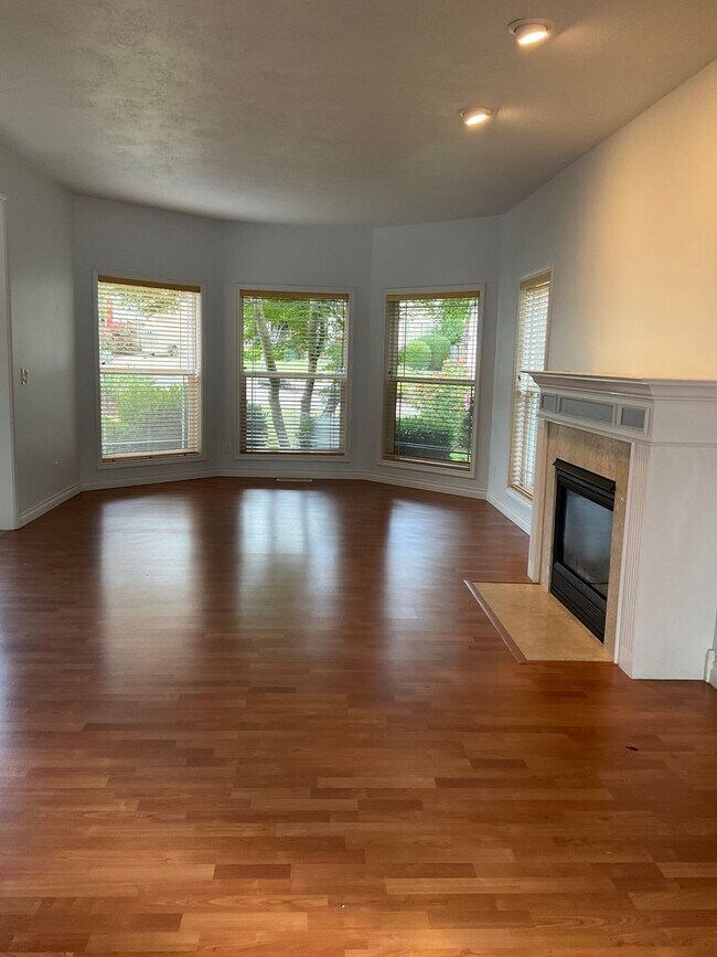 Building Photo - Beautiful House in Desirable South Gateway...