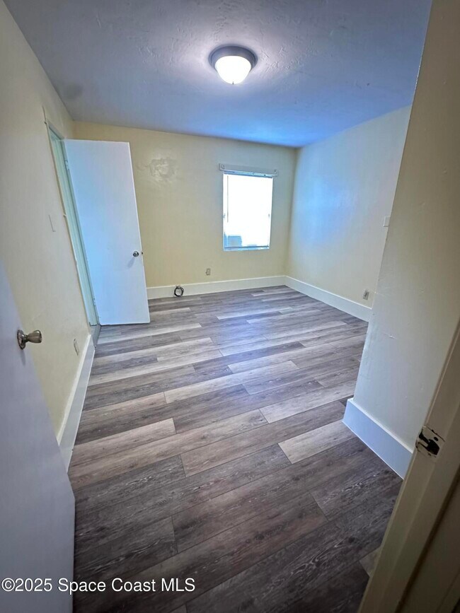 Building Photo - 1057 S Deleon Ave