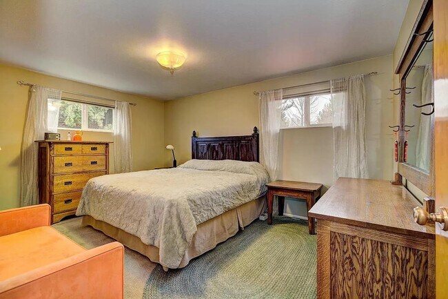 Building Photo - 3411 W Hillcrest Dr