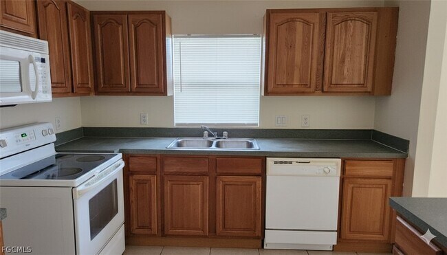 Building Photo - 2145 Fairway Dr