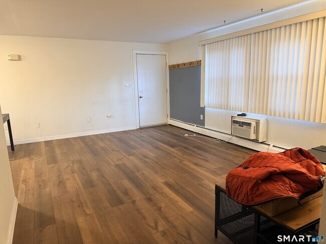 Building Photo - 5 Grandview Dr