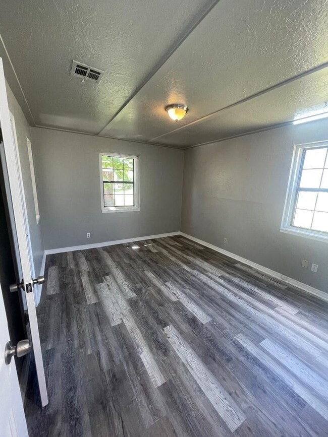 Building Photo - 1 Bed 1 Bath Duplex For Lease Now!