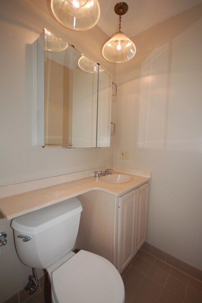 Building Photo - Top-Floor 1BR/1BA in Iconic Dupont Circle ...