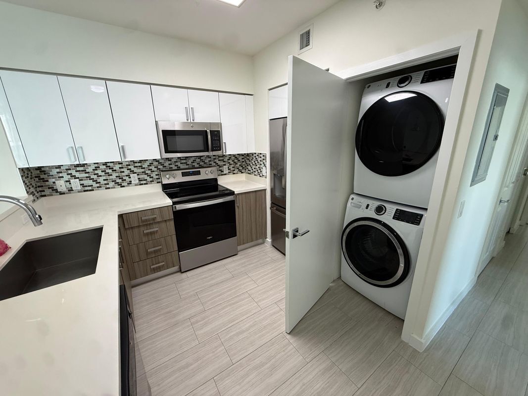 Building Photo - 551 NE 39th St