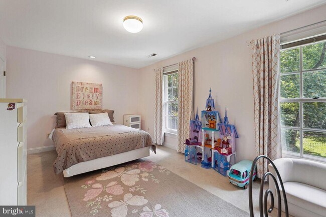 Building Photo - 5 Bed 4.5 Bath - Bethesda len Echo Heights...