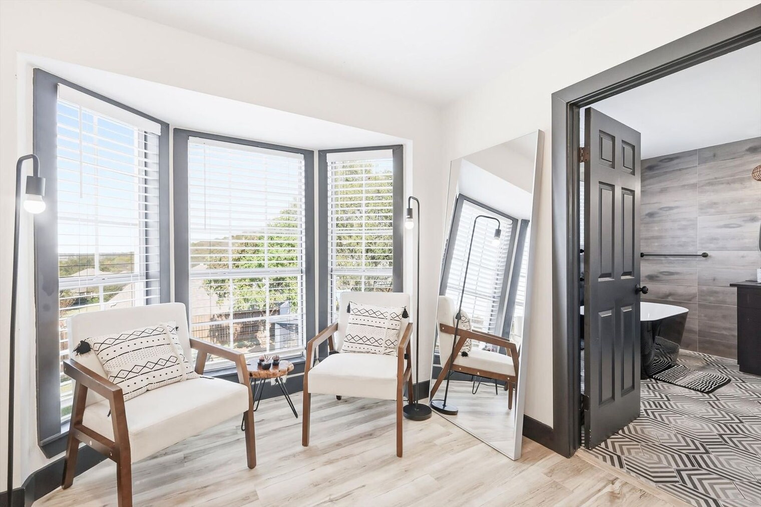 Building Photo - 6440 Knoll Ridge Dr