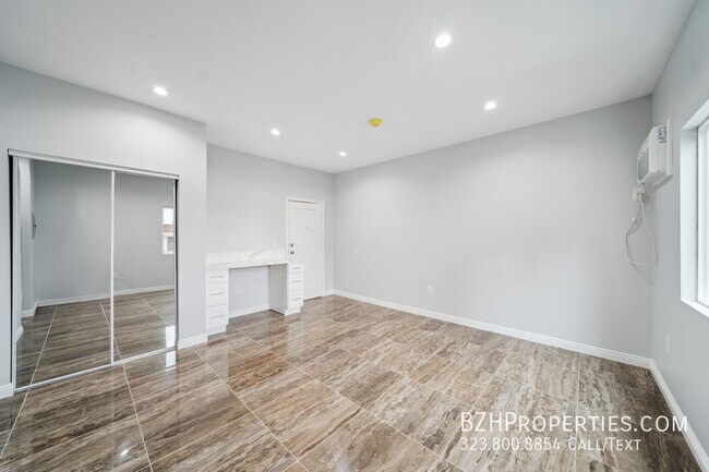 Building Photo - 1267 Vin Scully Ave
