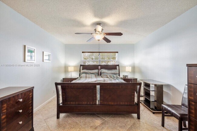 Building Photo - 609 NE 14th Ave