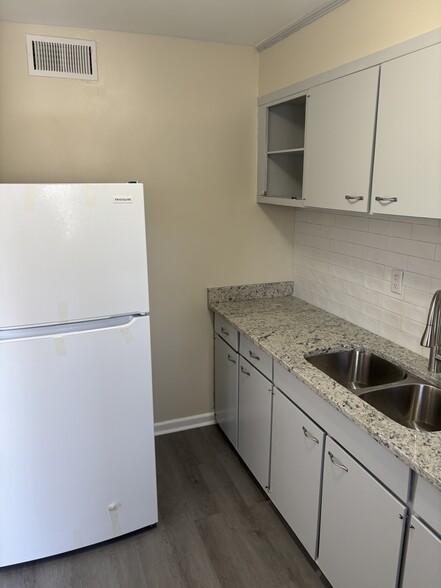 Kitchen - 2527 Hydraulic Rd