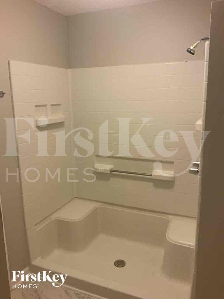 Building Photo - 2215 Rock Springs Rd