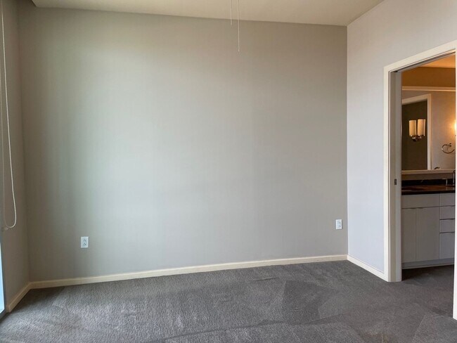 Building Photo - River Market Tower - Unit 1302