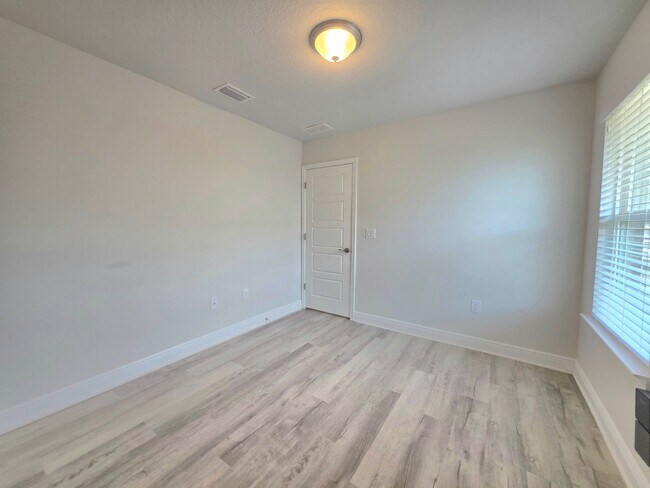 Building Photo - Bright, Open Layout | Screened Porch + Paver Patio | Move-In Ready