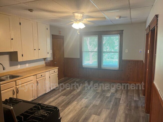 Building Photo - 352 Manville Rd