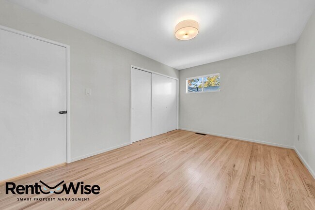 Building Photo - Present PM-Midtown Palo Alto Beauty-New Floors-Remodeled Bathrooms-Big Yard