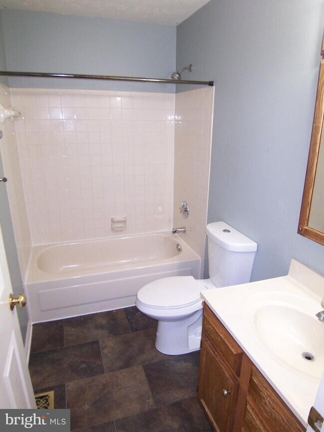 Building Photo - 411 Grasmere Dr