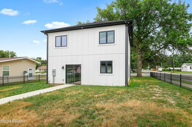 Building Photo - 2836 E 15th St