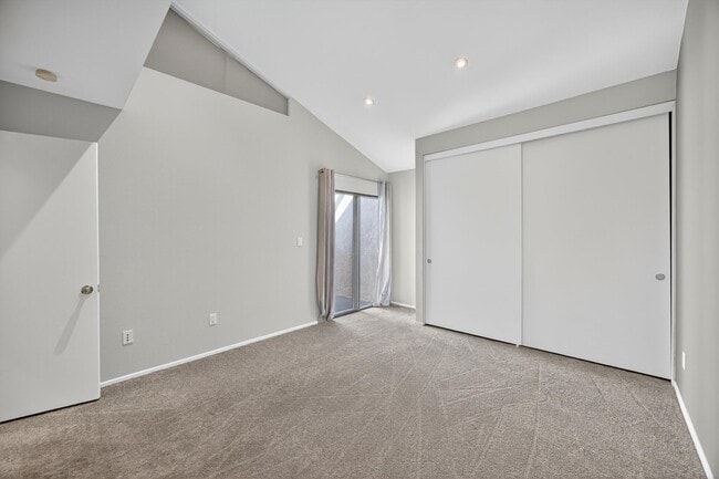 Building Photo - Gorgeous 2 bed/bath Condo in Long Beach