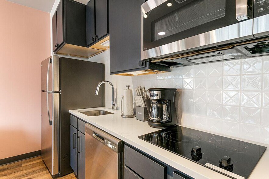 Building Photo - 611 Commerce St