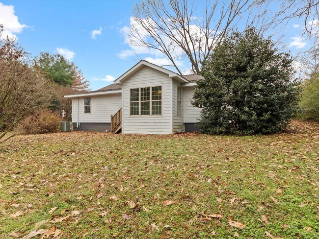 Building Photo - Enjoy privacy and seclusion while still being in Athens City!