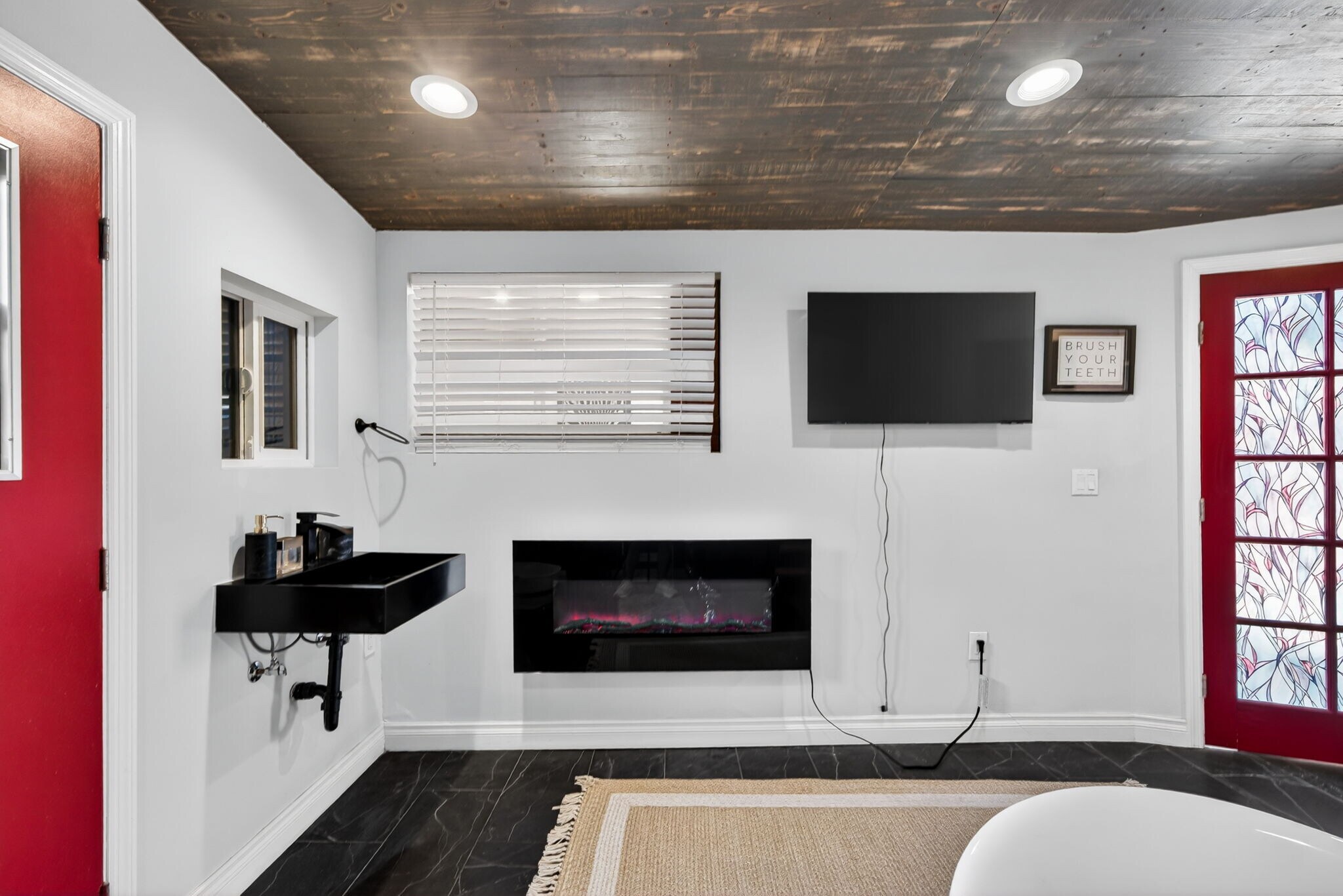 Building Photo - 1200 Tamarind Ave