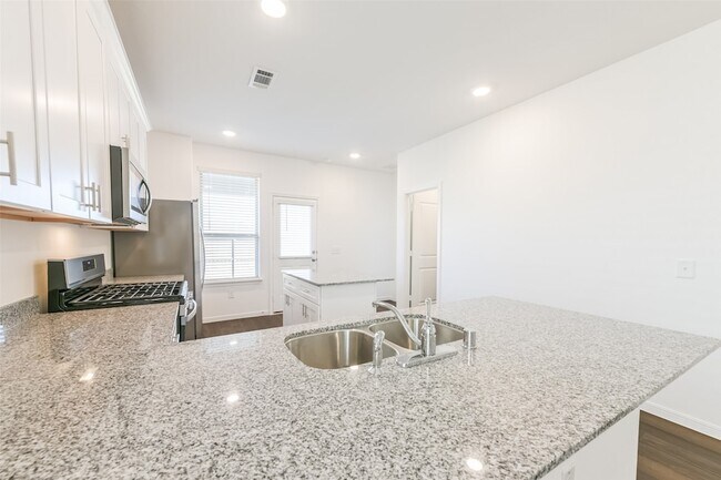 Building Photo - 14483 Cedar Ledge Ln