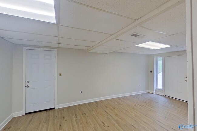 Building Photo - 5169 Beacon Dr