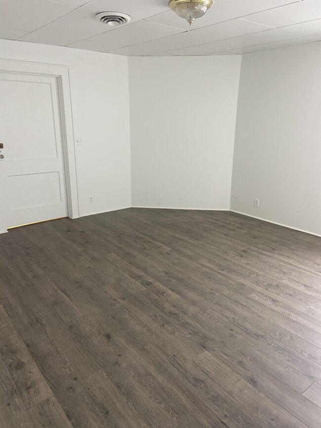 Building Photo - 121 W Main St