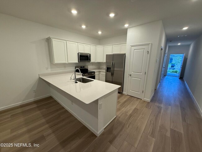 Building Photo - 625 Holly Lks Dr