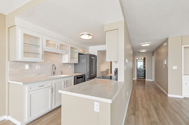 Building Photo - 2 Bedroom 2 Bath Top Floor Corner Unit  wi...