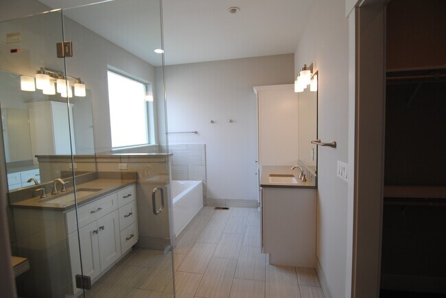 Building Photo - 1708/1710 Danny Boy Ln. Duplex