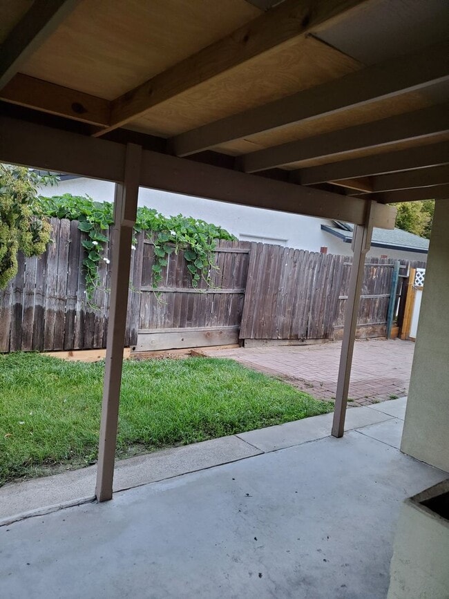 Building Photo - 3 bedroom 2 bath with Pool Off of Oakdale Road