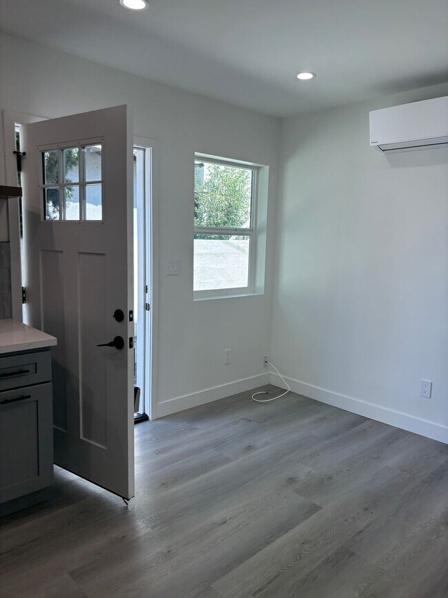 Building Photo - 1219-1223 S Lake St