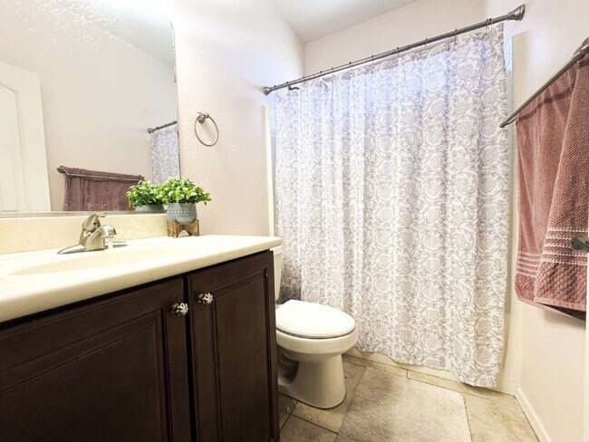 Building Photo - Stunning 4-Bed, 3-Bath Home in Sierra Montana