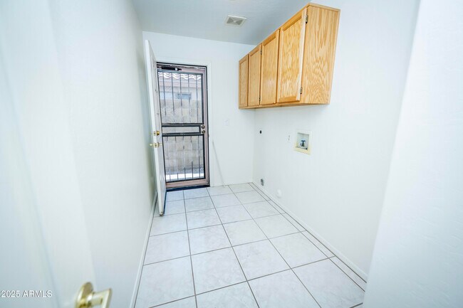 Building Photo - 3844 E Kings Ave