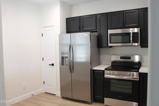 Building Photo - 739 W Dana Dr