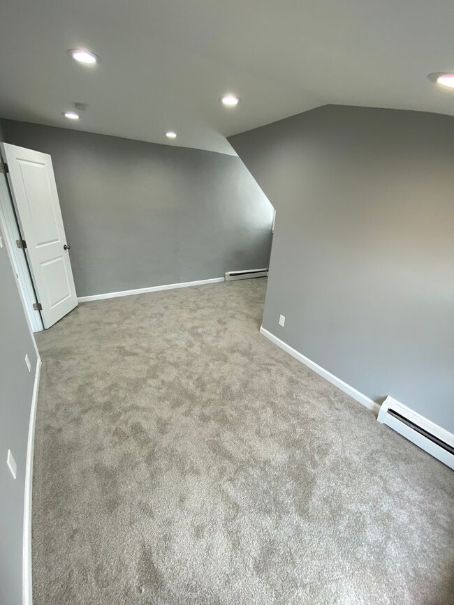 Building Photo - Cozy Renovated 2-Bedroom Home in Emmaus – ...