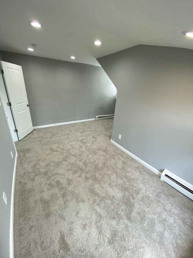 Building Photo - Cozy Renovated 2-Bedroom Home in Emmaus