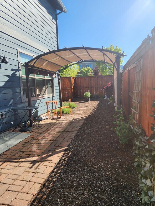 Building Photo - COMING SOON - Lovely Talent home - Can be ...