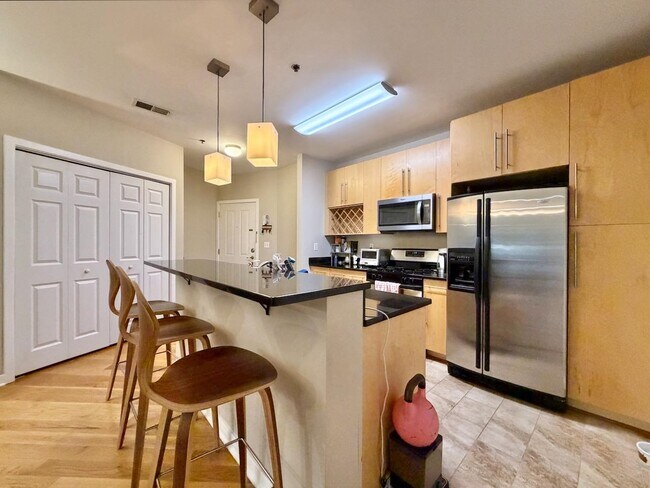 Building Photo - 83 Monroe St