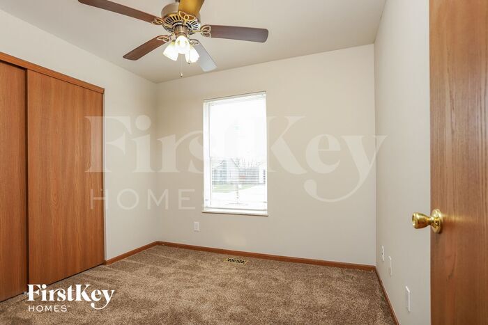 Building Photo - 819 Lakeside Manor Dr