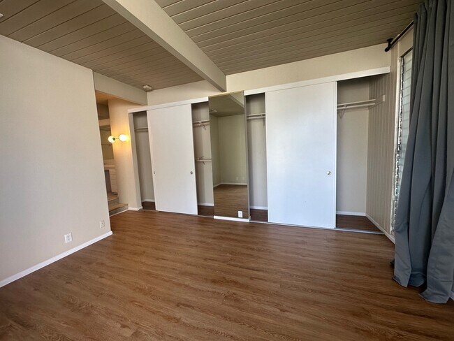 Building Photo - 3169 S Bentley Ave