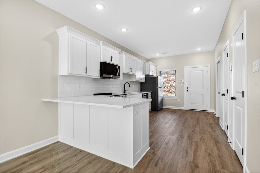 Building Photo - 201 E 17th St