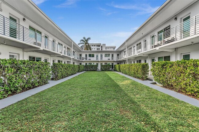 Building Photo - 9200 E Bay Harbor Dr